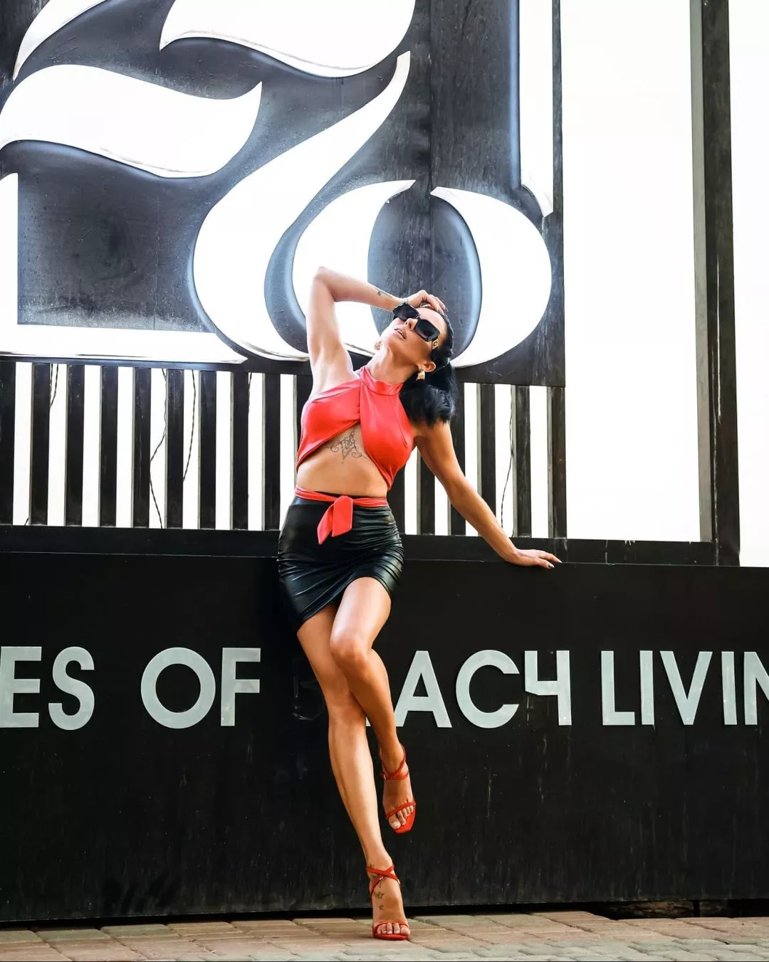 Uwagę zwraca jej zjawiskowy tatuaż! Zjawiskowa artystka disco polo odważnie pokazała swoje zgrabne ciało! 
